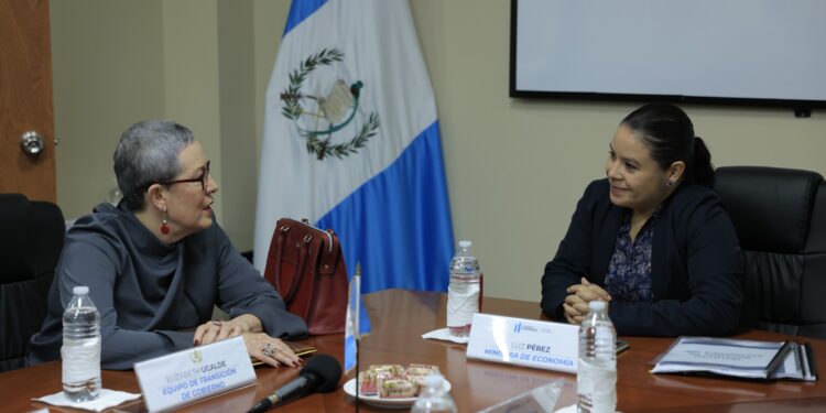 Reunión de transición con autoridades del Ministerio de Economía. /Foto: Gilber García