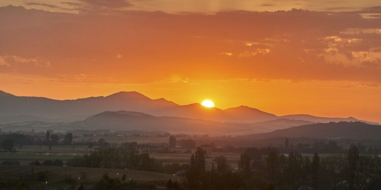 Amanecer en la Llanada Alavesa. / Foto: EFE.