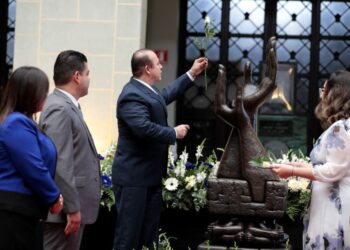 Cambio de la Rosa de la Paz precede conmemoración de la Declaración de los Derechos Humanos