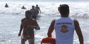 Vigilancia del cuerpo de salvavidas del IGSS. /Foto: IGSS