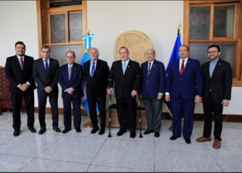 Delegación de la OEA visita Guatemala por invitación del Presidente. / Foto: Noé Pérez.
