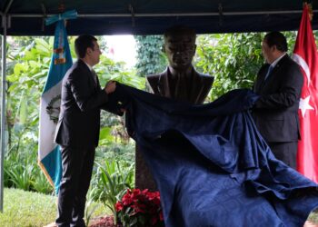 Develación de una pérgola y un busto de Türkiye