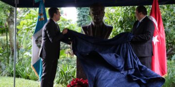 Develación de una pérgola y un busto de Türkiye