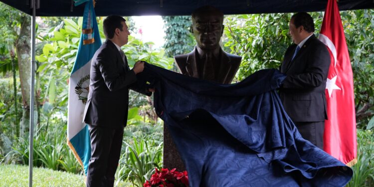 Develación de una pérgola y un busto de Türkiye