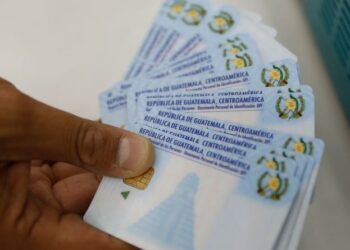 Guatemaltecos podrán renovar su DPI y otros trámites durante el horario de atención extendido. /Foto: DCA
