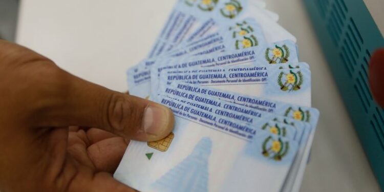 Guatemaltecos podrán renovar su DPI y otros trámites durante el horario de atención extendido. /Foto: DCA