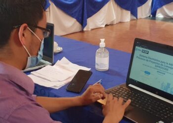 El personal de las municipalidades pudo interactuar con la plataforma y aclarar sus dudas. / Foto: SCEP.