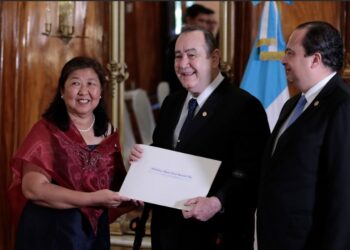 Presidente Alejandro Giammattei y canciller Mario Búcaro con la embajadora de Filipinas, Lilybeth Rodríguez Deapera. / Foto: Noé Pérez.