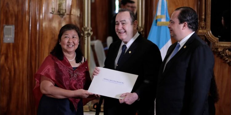 Presidente Alejandro Giammattei y canciller Mario Búcaro con la embajadora de Filipinas, Lilybeth Rodríguez Deapera. / Foto: Noé Pérez.