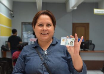 Entrega del DPI en la sede del Renap en zona 7. / Foto: Renap.