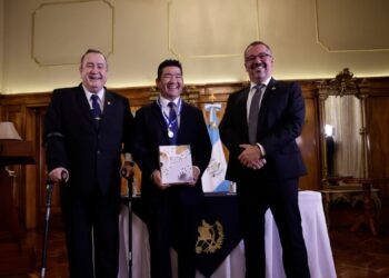 Entregan Medalla de la Paz a reconocido chef guatemalteco. / Foto: Dickéns Zamora.