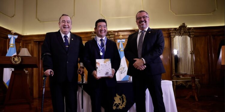 Entregan Medalla de la Paz a reconocido chef guatemalteco. / Foto: Dickéns Zamora.