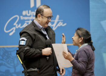 Beneficiaria agradece al presidente Giammattei inclusión al PAM. /Foto: Gobierno de Guatemala