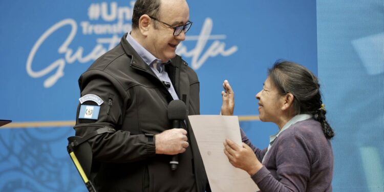 Beneficiaria agradece al presidente Giammattei inclusión al PAM. /Foto: Gobierno de Guatemala