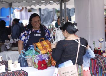 Emprendedoras ofrecen sus productos a la población.