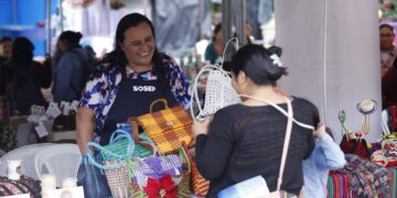 Emprendedoras ofrecen sus productos a la población.