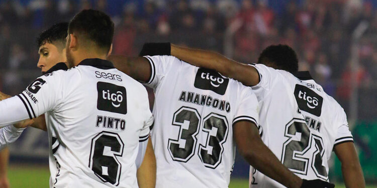 Comunicaciones y Xelajú igualan en la ida de las semifinales