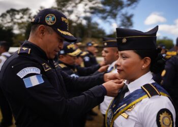 Mingob celebra graduación de 280 especialistas policiales