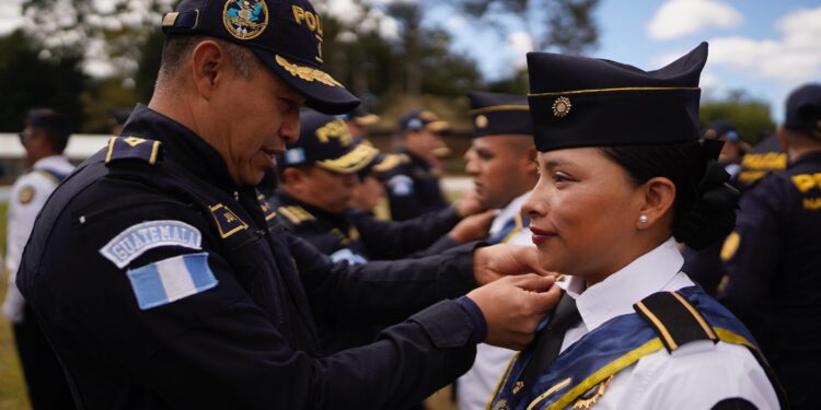 Mingob celebra graduación de 280 especialistas policiales
