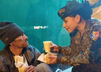 Ejército entrega ayuda humanitaria a personas por la época de frío