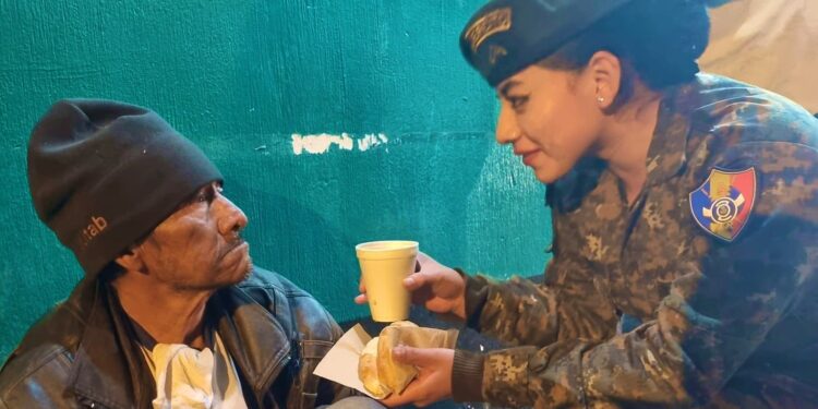 Ejército entrega ayuda humanitaria a personas por la época de frío