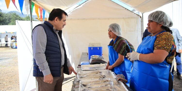 Esta feria destaca la importancia de apoyar y preservar la labor de los pescadores artesanales. / Foto MAGA.