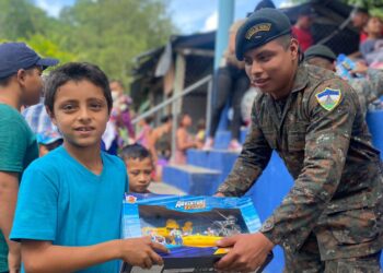 La temporada navideña siempre ha sido un momento propicio para compartir y dar. / Foto: Ejército de Guatemala.