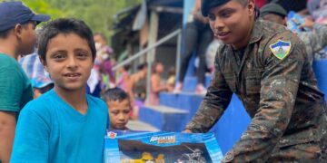 La temporada navideña siempre ha sido un momento propicio para compartir y dar. / Foto: Ejército de Guatemala.