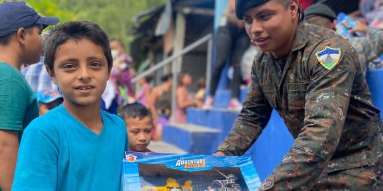 La temporada navideña siempre ha sido un momento propicio para compartir y dar. / Foto: Ejército de Guatemala.