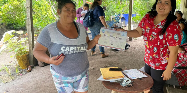 Imparten diplomado sobre crianza de aves de traspatio en Petén