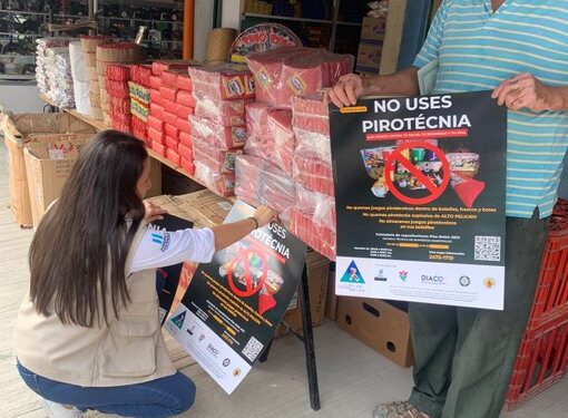 Diaco distribuye material educativo para prevenir accidentes con juegos pirotécnicos