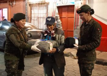 Ejército de Guatemala ayuda a personas en situación de calle en San Marcos