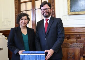 Guatemala realiza donación de libros en Biblioteca Nacional de Chile