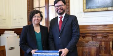 Guatemala realiza donación de libros en Biblioteca Nacional de Chile