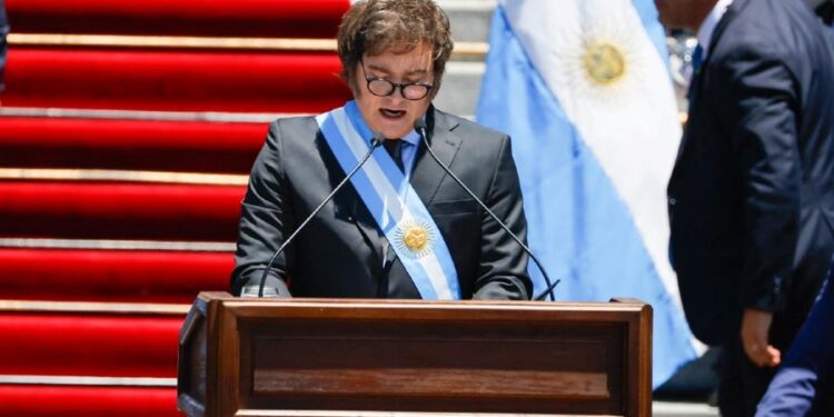 Milei jura “por Dios y por la patria” al asumir la Presidencia de Argentina