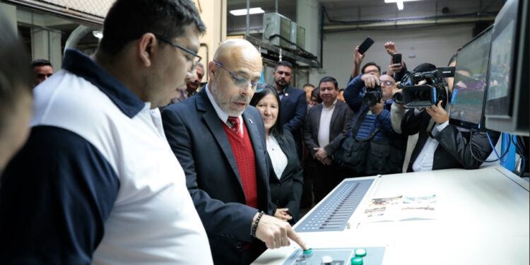Inauguran máquina rotativa Offset de la Tipografía Nacional