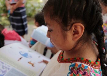 Mineduc apoya el liderazgo de las niñas y adolescentes con la entrega de libros de texto.