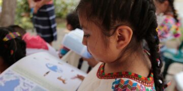 Mineduc apoya el liderazgo de las niñas y adolescentes con la entrega de libros de texto.