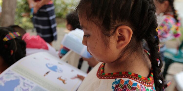 Mineduc apoya el liderazgo de las niñas y adolescentes con la entrega de libros de texto.