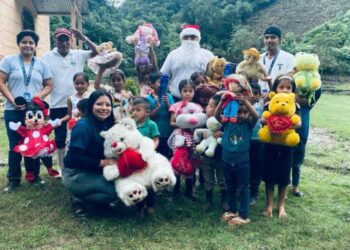 Salubristas obsequian sonrisas y regalos a niños en aldea de Petén