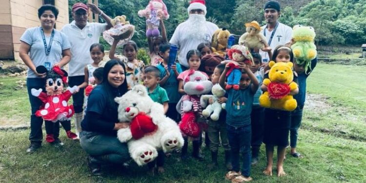 Salubristas obsequian sonrisas y regalos a niños en aldea de Petén