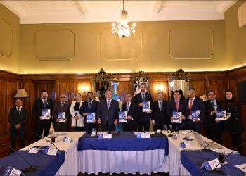 Presidente recibe Estrategia Nacional de Protección Marítima de Guatemala