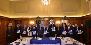 Presidente recibe Estrategia Nacional de Protección Marítima de Guatemala