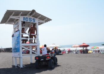 Salvavidas del Seguro Social en apresto durante las festividades de la época