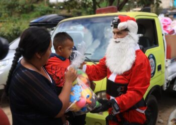 Santa visita por vigésimo sexto año a niños de la zona 6
