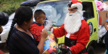 Santa visita por vigésimo sexto año a niños de la zona 6