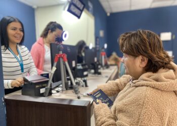 Se reanudan labores en sede de emisión de pasaportes