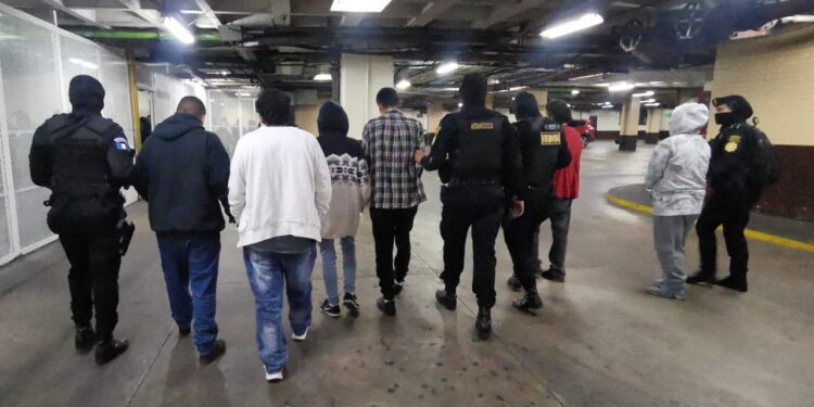 Agentes de la SGAIA, PNC y el MP logran la captura de trece presuntos distribuidores