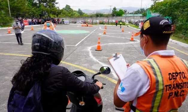 Cierre de servicios en el Departamento de Tránsito, por asueto