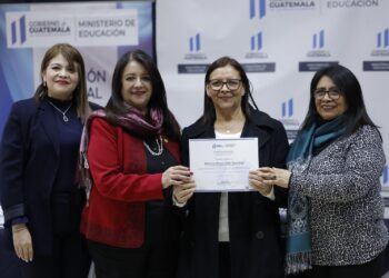 Entrega de certificaciones a programas y proyectos, y tutores de educación. /Foto: Gilber García